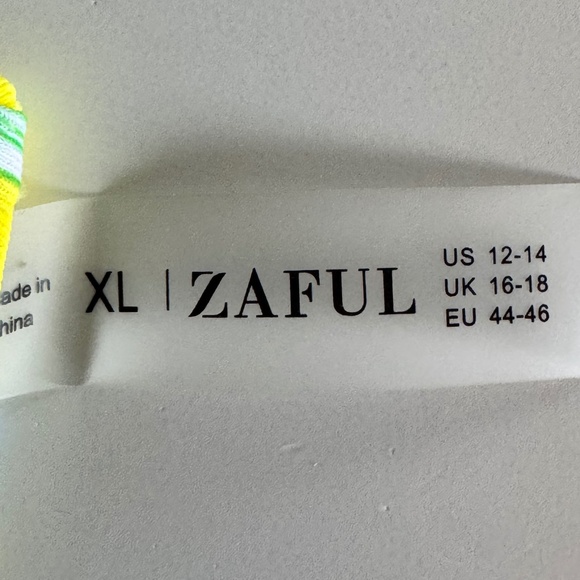 π Zaful Bikini Bottoms XL - High cut, bright yellow floral print, cheeky cut - Picture 2 of 8